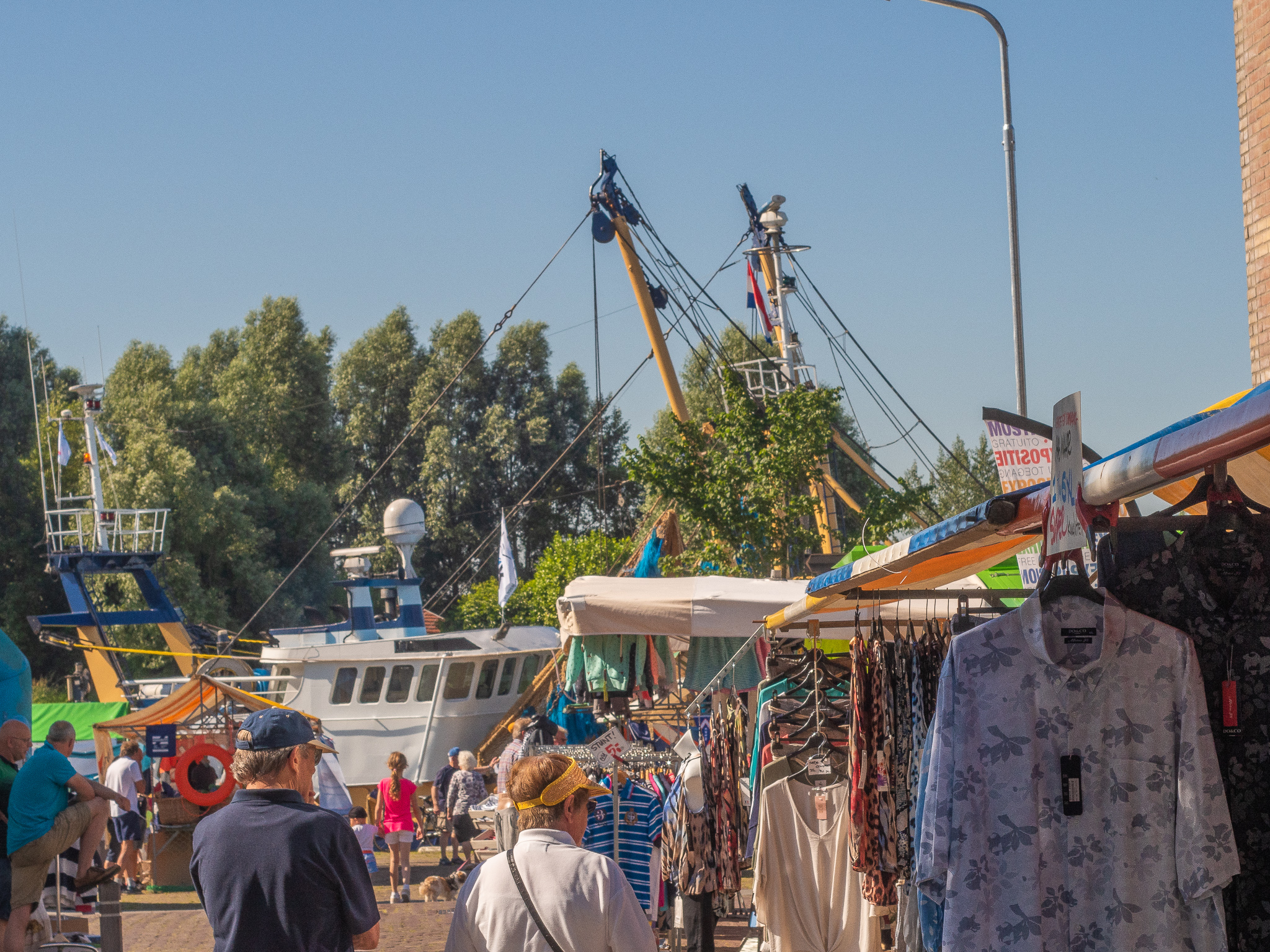 visserijdag-2023-juni-Arnemuiden-vis-markt-braderie-ondernemers-muziek-gezelligheid-Walcheren
